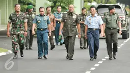 Pangdam Jaya Mayjen Teddy Lhaksmana didampingi Panglima Koarmabar dan Panglima Koopsau tiba di Markas Kodam Jaya, Jakarta, Senin (13/2). Polda dan TNI bersama-sama siap menjaga kemanan pelaksanaa Pilkada Jakarta 2017. (Liputan6.com/Yoppy Renato)