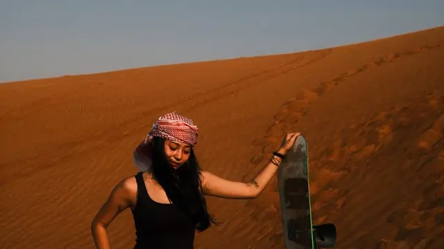 Layover 21 Jam di Dubai, Gaya Adventure Wendy Walters Curi Perhatian di Tengah Situasi Mencekam