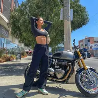 Saat berlibur di Amerika Serikat, Erika Carlina memamerkan perut ratanya dengan mengenakan long sleeve crop top. Dipadukan dengan straight black jeang yang trendy dan sneakers (instagram/eri.carl)