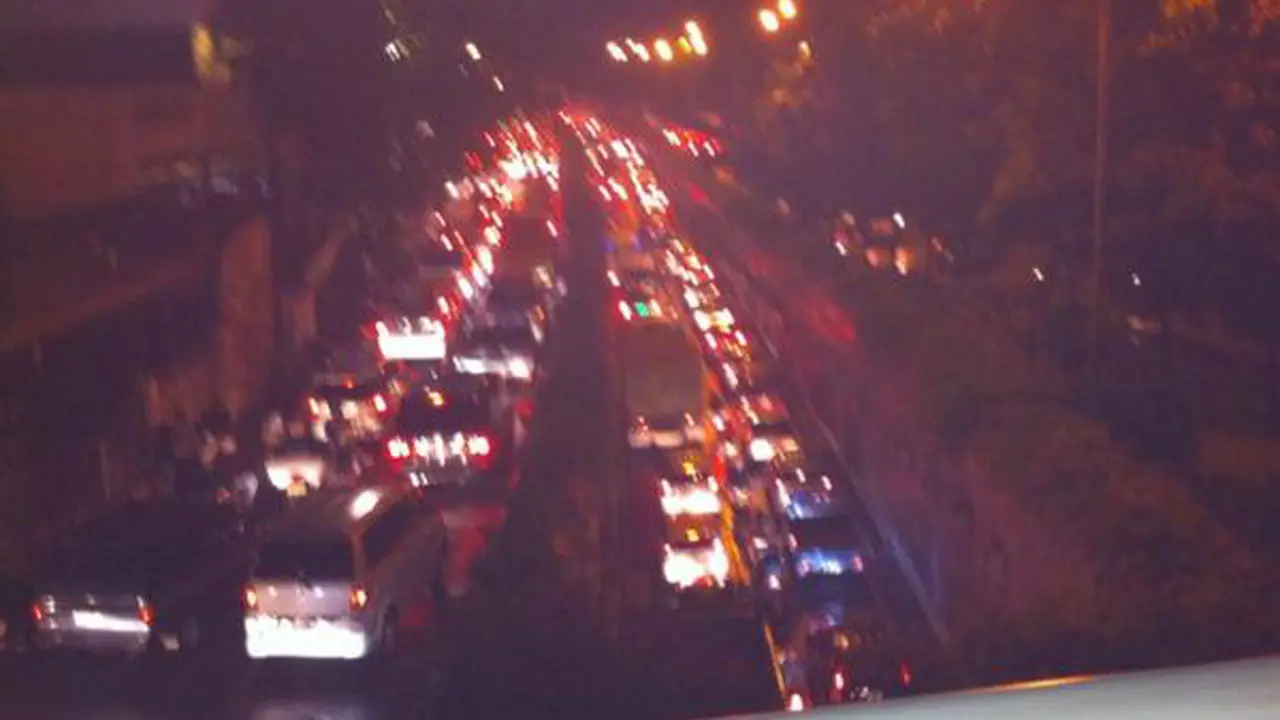 Dampak Banjir, Lalu Lintas Depan Gandaria City Lumpuh Kedua Arah