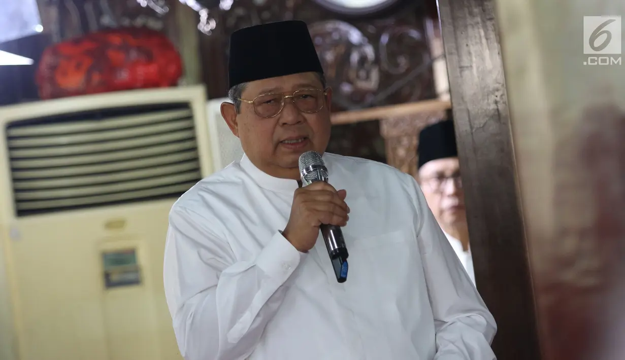 Presiden ke-6 Susilo Bambang Yudhoyono memberikan sambutan untuk para pelayat di Puri Cikeas, Bogor, Jawa Barat, Sabtu (31/8/2019) Jenazah ibunda SBY, Siti Habibah, disemayamkan di pendopo Puri Cikeas dan akan dimakamkan di TPU Tanah Kusir setelah salat dzuhur. (Liputan6.com/Herman Zakharia)