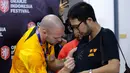 Ron Vlaar juga meladeni para pengunjung yang meminta tanda tangan di bajunya. (Bola.com/Muhammad Aldiansyah)