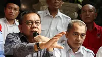 Ketua DPD Gerindra DKI M Taufik memberi keterangan usai menggelar pertemuan bersama tujuh partai politik di Jakarta, Senin (8/8). Tujuh parpol sepakat membentuk 'Koalisi Kekeluargaan' untuk bertarung di Pilgub DKI 2017. (Liputan6.com/Immanuel Antonius)