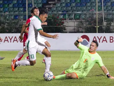Bek Timnas Indonesia U-19, Rahmat Irianto, berusaha melewati kiper Filipina U-19, Quincy Kammeraad, pada laga Piala AFF U-18 di Stadion Thuwunna, Myanmar, Kamis (7/9/2017). Indonesia menang 9-0 atas Filipina. (Liputan6.com/Yoppy Renato)