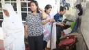Calon asisten rumah tangga (ART) infal bersiap melaksanakan salat saat menunggu panggilan di Yayasan Bu Gito, Jakarta, Rabu (29/5/2019). Jelang Hari Raya Idul Fitri atau Lebaran 2019, permintaan akan ART infal di yayasan itu mencapai 400 orang. (Liputan6.com/Immanuel Antonius)