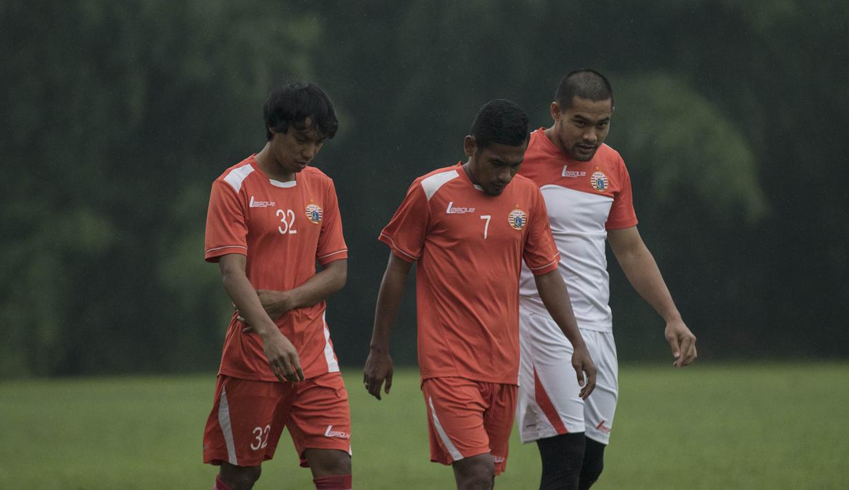 Karena cidera sejumlah pemain Persija latihan terpisah jelang babak 8 besar Piala Jenderal Sudirman di Lapangan Sawangan, Depok, Jawa Barat, Jumat (4/12/2015). (Bola.com/Vitalis Yogi Trisna)