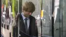 <p>Refleksi gambar pada kaca memperlihatkan Ed Sheeran saat berjalan ke Pengadilan Federal Manhattan untuk menjalani sidang hak cipta lagu 'Thinking Out Loud' yang diduga menjiplak lagu klasik Marvin Gaye. (AP Photo/Brittainy Newman)</p>