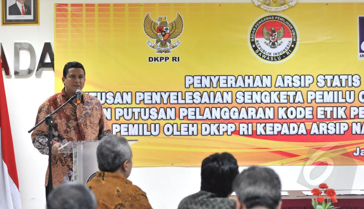Ketua Bawaslu RI Muhammad, memberikan sambutan dalam acara penyerahan arsip statis penyelesaian sengketa pemilu di Kantor Bawaslu, Jakarta, Jumat (8/5/2015).  (Liputan6.com/Andrian M Tunay)