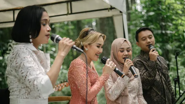6 Potret Detail Busana dan Makeup Ayu Ting Ting di Acara Lamaran Adik, Memesona