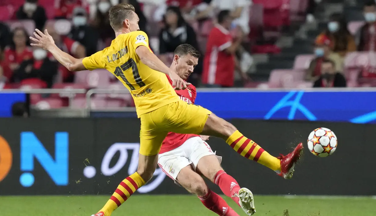 Gelandang Barcelona, Luuk de Jong berusaha merebut bola dari pemain Benfica, Jan Vertonghen pada pertandingan grup E Liga Champions di stadion Luz di Lisbon, Portugal, Kamis (30/9/2021). Benfica menang atas Barcelona 3-0. (AP Photo/Armando Franca)