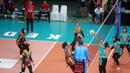 Pebola voli TNI AU, Nety (tiga kiri) memukul bola yang berusaha dihalau oleh pebola voli TNI AL dalam pertandingan Final Four Livoli Divisi Utama di GOR Jayabaya, Kota Kediri, Jawa Timur, Rabu (6/12/2023). (Dok. PBVSI)