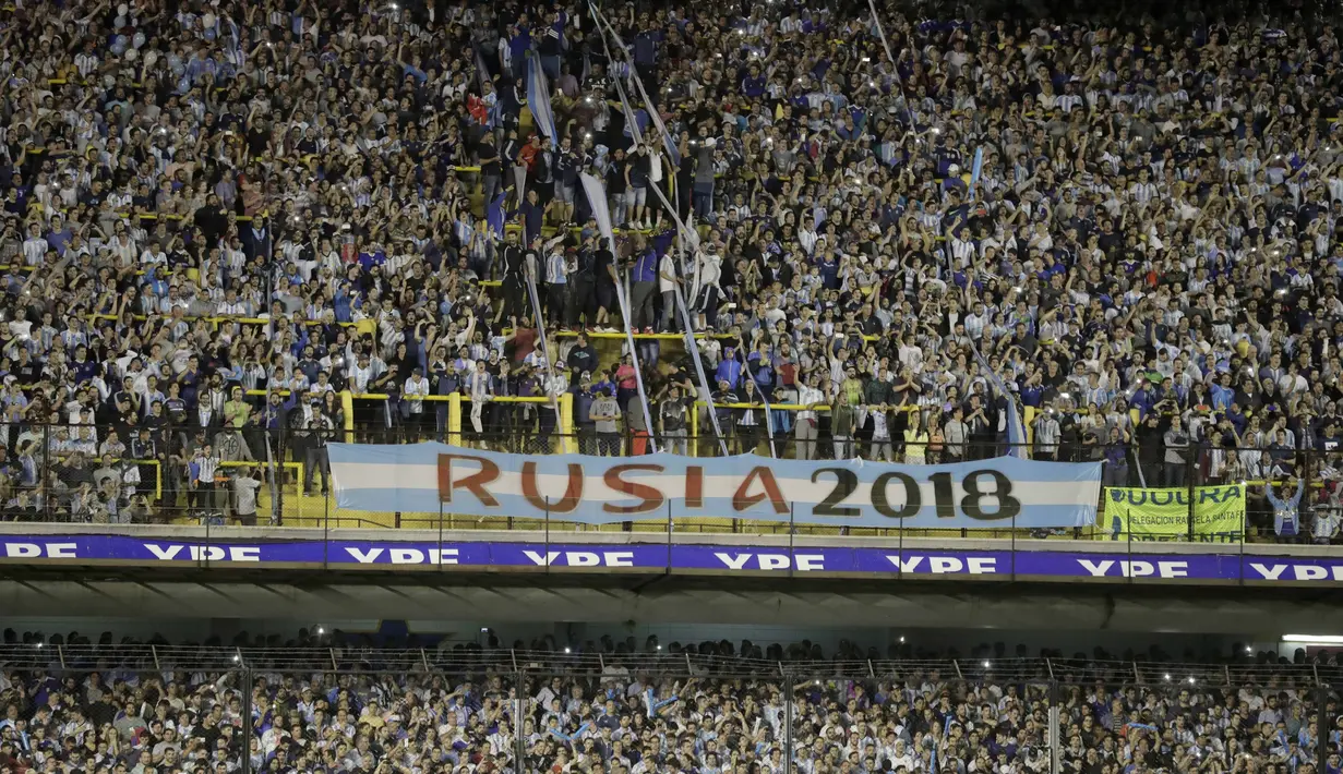 Ribuan suporter Argentina saat mendukung timnya melawan Peru pada laga Kualifikasi Piala Dunia 2018 di Buenos Aires, (5/10/2017). Argentina bermain imbang 0-0 lawan Peru. (AP/Victor R. Caivano)