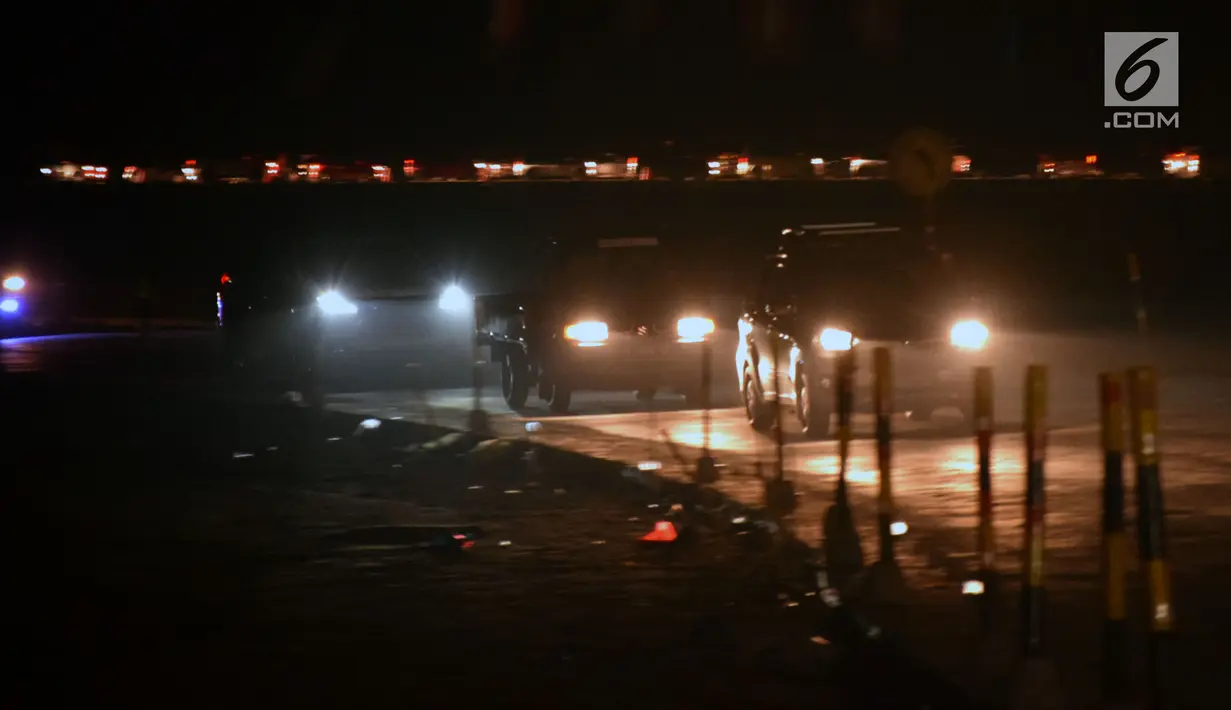 Sejumlah kendaraan pemudik melintasi tol fungsional Jembatan Kalikuto, Batang, Rabu (20/6). Sebagian arus lalu lintas di tempat ini dialihkan ke pantura untuk memecah kemacetan meskipun arus balik terjadi puncaknya kemarin. (Liputan6.com/Gholib)