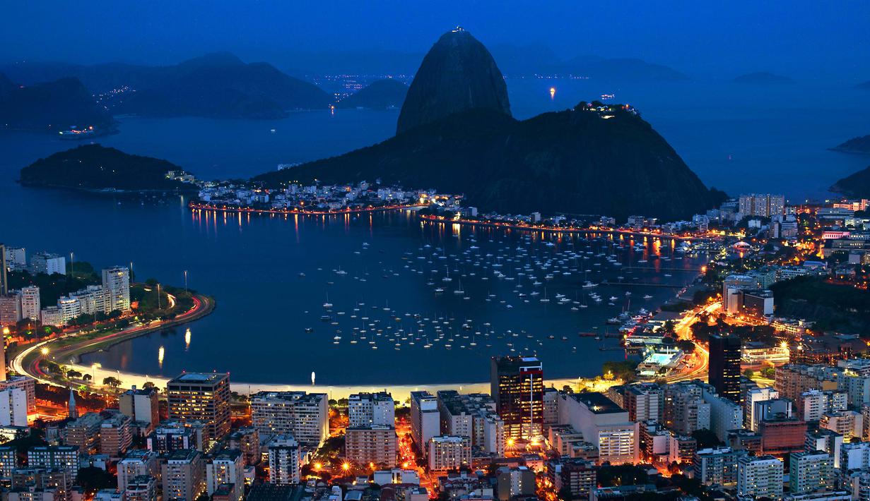Pemandangan indah Guanabara bay saat malam menjadi tempat tujuan wisata di Rio de Janeiro, Brasil. (AFP/Christophe Simon)