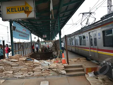 Sejumlah pekerja menyelesaikan pembangunan terowongan bawah tanah di Stasiun Kereta Api Manggarai, Jakarta, Kamis (12/3/2015). Pembangunan terowongan tersebut untuk memudahkan penumpang berpindah kereta antara peron. (Liputan6.com/Faizal Fanani)