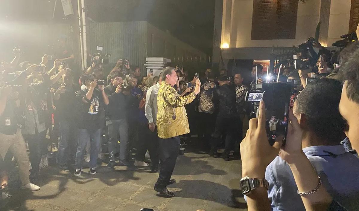 Selanjutnya, Ketua Umum PBB Yusril Ihza Mahendra Waketum PBB Dwianto Ananias dan Sekretaris Jenderal Partai Bulan Bintang Afriansyah Noor.<br>