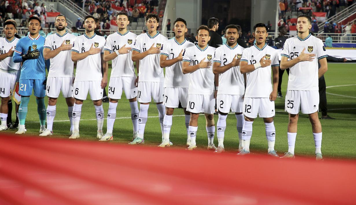 Para pemain starting XI Timnas Indonesia berbaris menyanyikan lagu kebangsaan Indonesia Raya sebelum dimulainya laga kedua Grup D Piala Asia 2023 menghadapi Vietnam di Abdullah Bin Khalifa Stadium, Doha, Qatar, Jumat (19/1/2024). (AP Photo/Hussein Sayed)