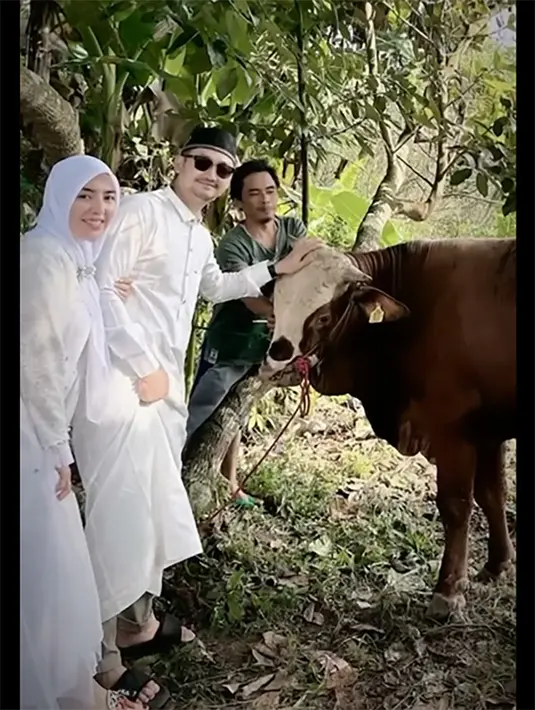 Angga Wijaya tampak begitu bahagia dengan keluarga barunya. Penuh hangat dan bahagia terpancar. Warganet juga mendoakan pasangan ini langgeng. [Instagram/anggawijaya88]