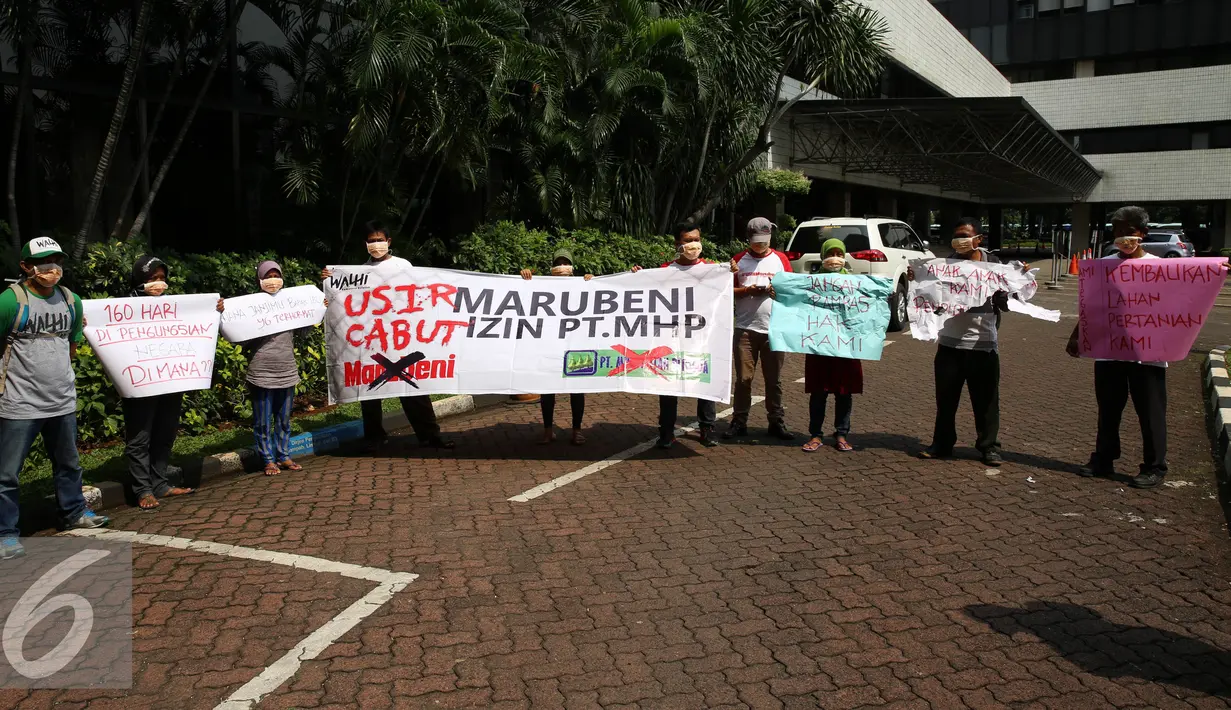 Warga Cawang Gumilir dan Walhi membentangkan spanduk saat melakukan aksi di KLHK, Jakarta, (9/9). Mereka menuntut PT. Musi Hutan Persada (MHP) kepada KLHK karena menggusur paksa pemukiman dan Ladang Perkebunan warga di sana. (Liputan6.com/Johan Tallo)
