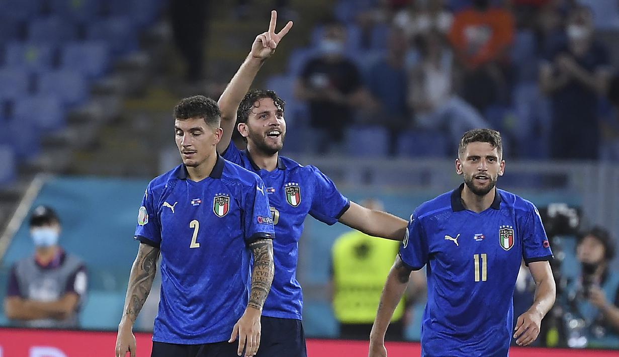 Cetak dua gol. Lewat dua golnya, Manuel Locatelli menyamai pencapaian Mario Balotelli sebagai pemain Italia yang mampu mencetak dua gol dalam satu pertandingan di ajang Euro. Balotelli melakukannya saat melawan Jerman di semifinal Euro 2012. (Foto: AP/Pool/Ettore Ferrari)