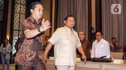 "Kami diterima dengan baik oleh KWI yang mewakili umat Katolik, yang dihadiri oleh pimpinan-pimpinan umat Katolik di Indonesia, Kardinal Ignatius Suharyo, Uskup Agung Jakarta, dengan Antonius Bunjamin, dengan beberapa perwakilan dan di situ kami diberikan kesempatan menyampaikan itikad kami, niat kami, maju di pemilihan yang akan datang. Kami juga menyampaikan buku visi misi kami, yang dijelaskan secara umum," kata Prabowo usai acara. (Liputan6.com/Angga Yuniar)