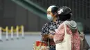 Seseorang memakai masker untuk membantu mencegah penyebaran virus corona memakai wig samurai di Tokyo, Selasa (6/4/2021). Ibukota Jepang mengonfirmasi lebih dari 390 kasus virus korona baru pada hari Selasa. (AP Photo/Eugene Hoshiko)