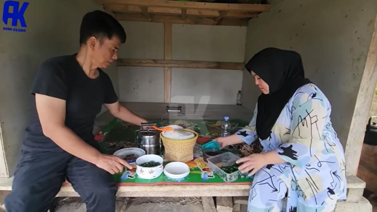Tak lama kemudian sang istri datang membawa makanan.  Ada banyak makanan yang dibawa ke dalam rantang seperti, jengkol, asin hingga ikan mujair.<br>