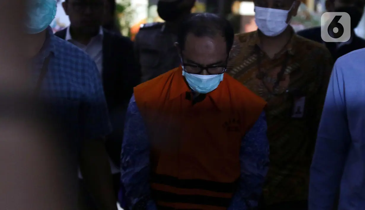 Hakim Agung, Gazalba Saleh tertunduk saat menuju kendaraan tahanan usai rilis penahanan di Gedung Merah Putih KPK, Jakarta, Kamis (8/12/2022). KPK menahan Gazalba Saleh sebagai tersangka dugaan suap pengurusan perkara pidana Koperasi Simpan Pinjam (KSP) Intidana di Mahkamah Agung (MA). (Liputan6.com/Helmi Fithriansyah)