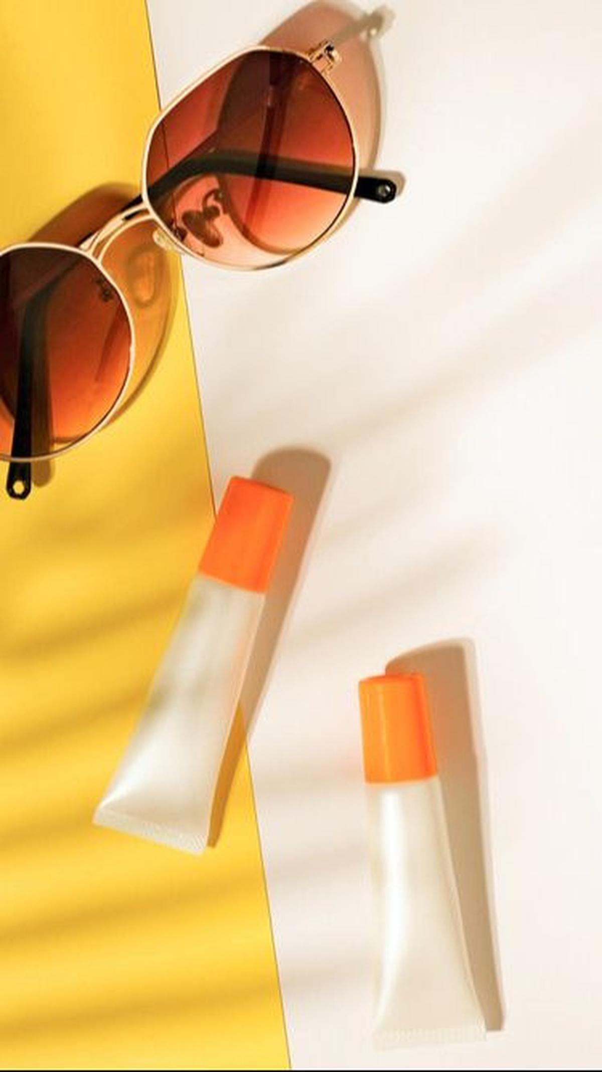 2. Pilih Sunscreen yang Mengandung Pelembab untuk Menghidrasi Area Kulit yang Kering<br>