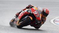 Pembalap Repsol Honda, Marc Marquez, menjadi juara MotoGP Ceska setelah finis dengan catatan waktu 39 menit 24,430 detik. (AFP/Michal Cizek)