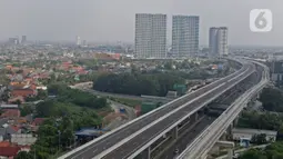 Kendaraan roda empat melintas di Tol Layang Jakarta-Cikampek, Bekasi, Jawa Barat, Minggu (7/6/2020). Djoko Dwijono Direktur Utama PT Jasamarga Jalan Layang Cikampek (JJC) selaku operator jalan tol layang mengatakan operasional akan dilakukan secara bertahap. (Liputan6.com/Herman Zakharia)