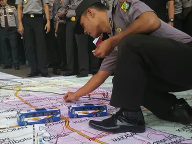 Polisi menggelar simulasi pengamanan final Piala Presiden 2015 di Stadion Utama Gelora Bung Karno, Senayan, Jakarta, Sabtu (17/10/2015) pagi WIB. (Bola.com/Nicklas Hanoatubun)