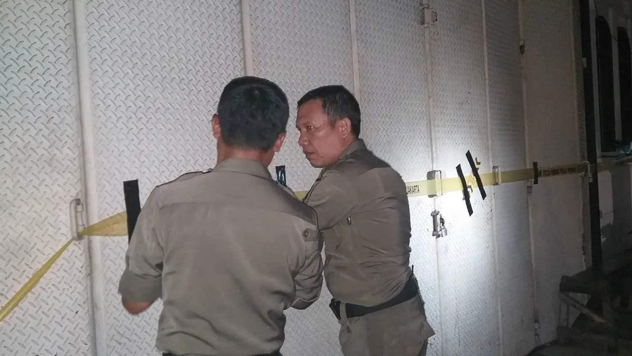 Satpol PP DKI Jakarta menutup sementara Diskotek Old City di Jalan Kali Besar Barat, Tambora, Jakarta Barat