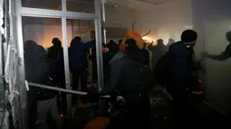 Para demonstran saat menyerang bank Rusia, Sberbank di Kyiv, Ukraina, (21/11). Tragedi kerusuhan 2014  memprotes digulingkannya Presiden Viktor Yanukovych yang dianggap setia kepada Rusia. (REUTERS/Valentyn Ogirenko)