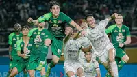Duel udara dilakukan striker Persebaya, Dejan Tumbas melawan gelandang Persib, Tyronne Del Pino dalam laga BRI Liga 1 2024/2025 di Stadion Gelora Bung Tomo, Surabaya, Sabtu (1/3/2025). (Dok. Persebaya)
