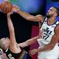 Pemain Utah Jazz, Rudy Gobert (atas) menyabet NBA Defensive Player of the Year musim 2020/2021. Penghargaan ini merupakan penghargaan ketiga bagi dirinya. (Foto: Getty Images via AFP/Pool/Lake Buena Vista)