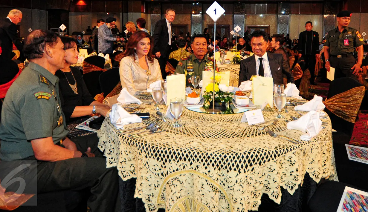 Panglima TNI Jenderal Moeldoko (kedua kanan) saat menghadiri acara Foreign Policy Community of Indonesia (FPCI), Jakarta, Jumat (12/6/2015). FPCI menilai Moeldoko telah ikut andil menjaga perdamaian dunia. (Liputan6.com/Yoppy Renato)