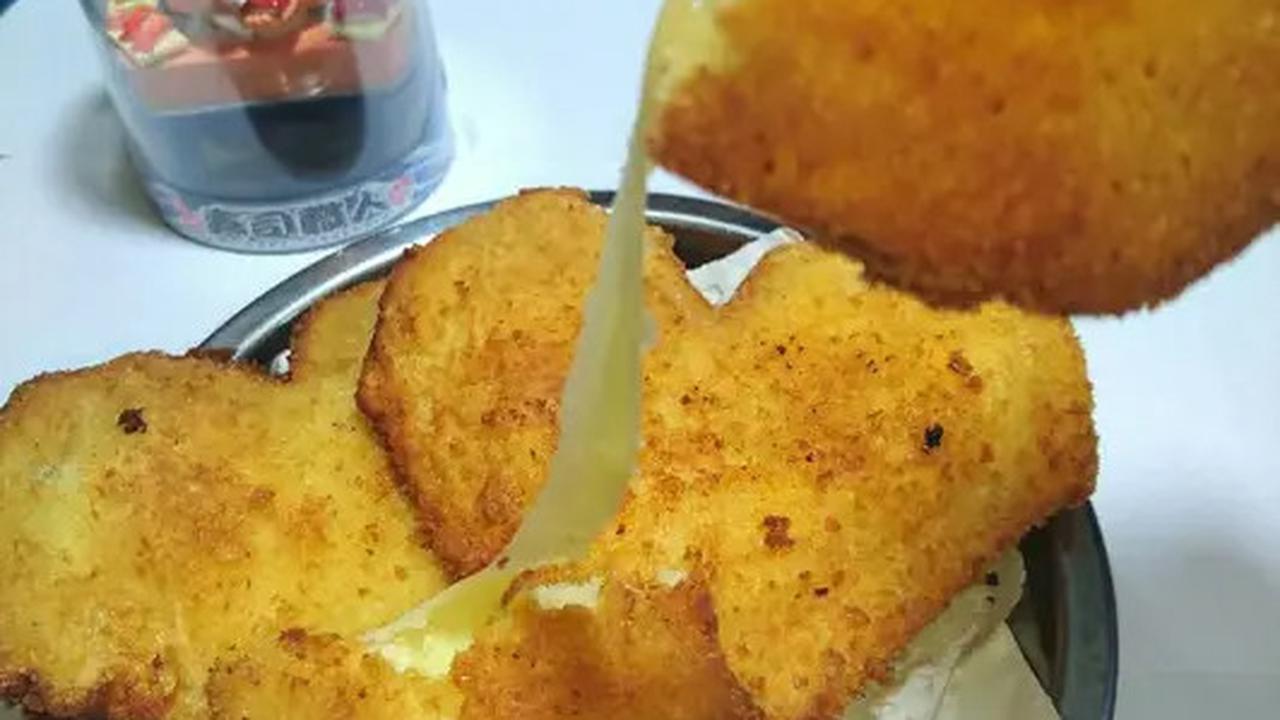 Ilustrasi Roti Goreng Mozarela