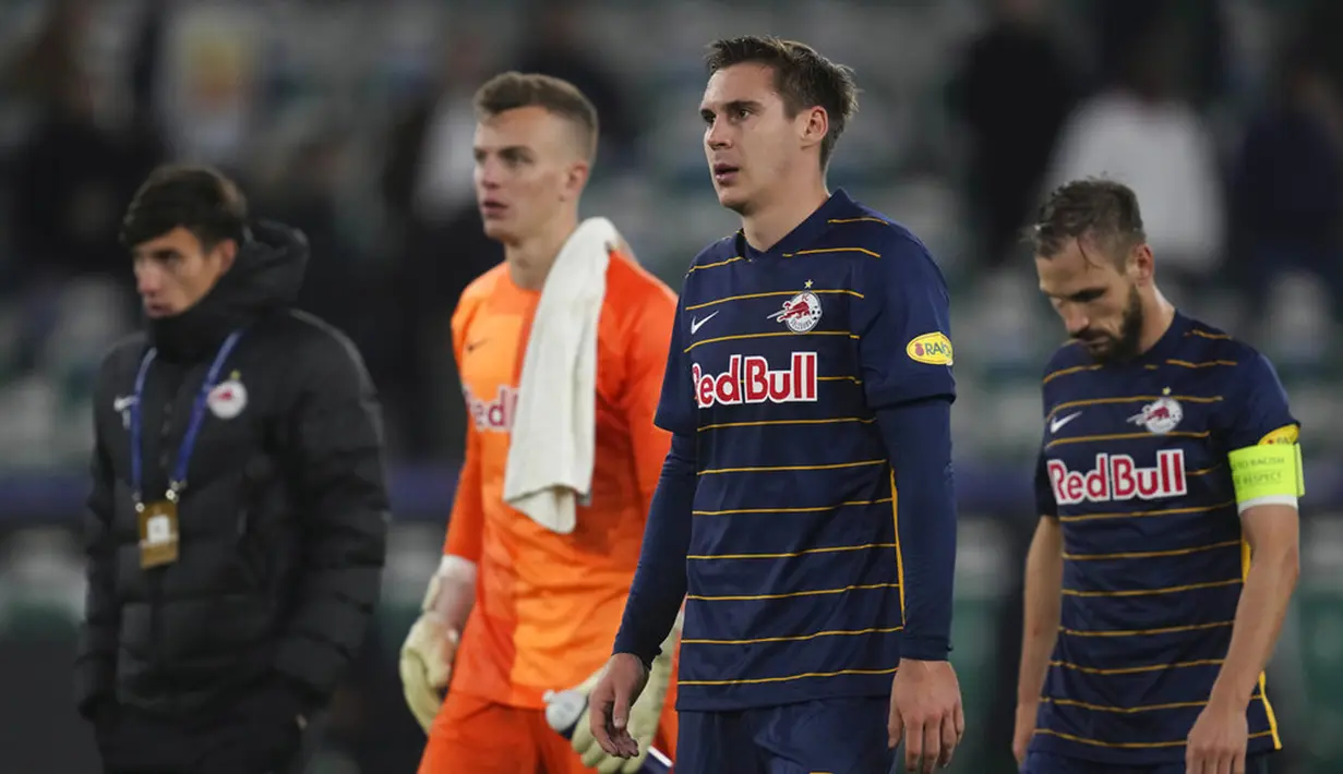 Pemain Salzburg Andreas Ulmer (kanan), Maximilian Woeber (tengah), dan kiper Philipp Koehn meninggalkan lapangan usai kalah dari Wolfsburg pada pertandingan Grup G Liga Champions di Stadion Volkswagen Arena, Wolfsburg, Jerman, 2 November 2021. Wolfsburg menang 2-1. (AP Photo/Michael Sohn)