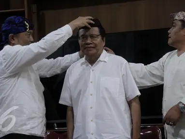 Rizal Ramli saat memakai topi khas Sunda atau totopong usai menerima rombongan Gentra Sabilulungan Baraya Sunda di Jakarta, Sabtu (3/9). (Liputan6.com/Fery Pradolo) 