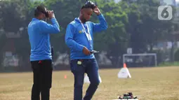 Peserta mengoperasikan dronenya saat lomba drone KASAU CUP KASAU CUP 2020 di Lapangan Wisma Aldiron, Jakarta, Sabtu (12/9/2020). Lomba yang diselengarakan TNI AU World Airsport Federation Federasi Aero Sport Indonesia memperebutkan piala Kasau Cup 2020 dengan lima kategori. (merdeka.com/Imam Buhori