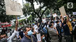 Para pencari suaka melakukan aksi unjuk rasa di depan kantor UNHCR, Jakarta, Selasa (18/8/2020). Dalam aksinya mereka meminta pertanggung jawaban dari UNHCR karena hingga saat ini banyak para pencari suaka tidak mendapatkan kejelasan akan nasibnya di Indonesia. (Liputan6.com/Faizal Fanani)