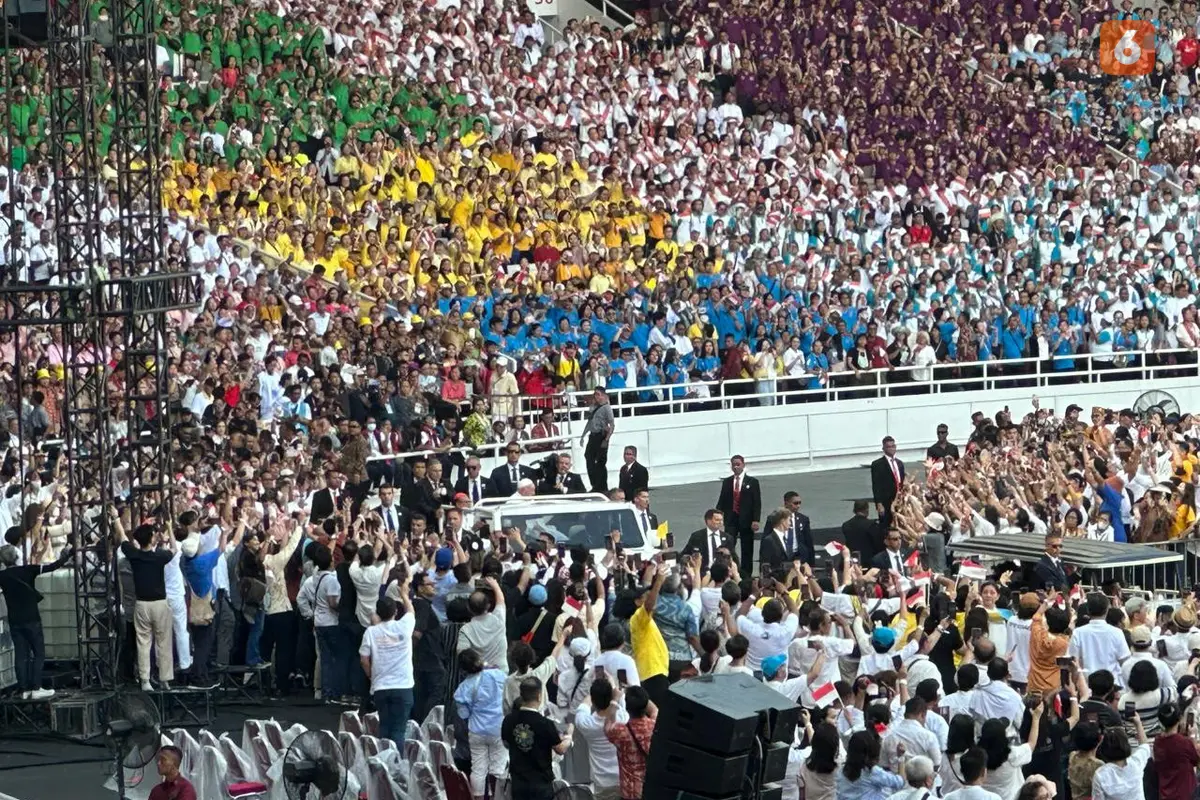 Paus Fransiskus berkeliling Stadion Utama GBK untuk menyapa umat yang menghadiri Misa Akbar pada Kamis (5/9/2024). (Liputan6.com/Benedikta Miranti)