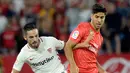 Gelandang Real Madrid, Marco Asensio berebut bola dengan gelandang Sevilla Pablo Sarabia saat bertanding pada lanjutan La Liga Spanyol di stadion Sanchez Pizjuan (26/9).  Sevilla menang telak 3-0 atas Madrid. (AFP Photo/Cristina Quicler)