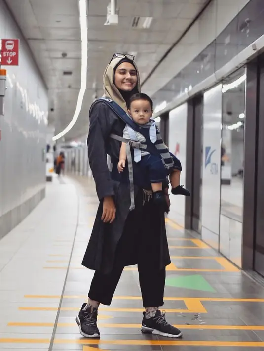 (Instagram/zeezeeshahab)