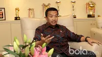 Menpora, Imam Nahrawi  saat diwawancara tim bola.com di Kantor Kemenpora, Jakarta, Selasa (03/04/2017). Pertemuan ini untuk mendengar tanggapan Menpora terkait kesiapan  Asian Games 2018. (Bola.com/Nicklas Hanoatubun)