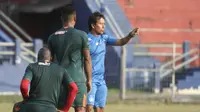 Pelatih interim Persik Kediri, Alfiat, memberikan instruksi saat sesi latihan. (Bola.com/Gatot Susetyo)