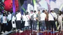 Para karyawan bersalaman dengan Board of Directors PT Elang Mahkota Teknologi (Emtek) Group pada halalbihalal di Studio 6 Emtek City, Jakarta, Selasa (25/6/2019). Gelaran diselenggarakan untuk menjalin silaturahmi sekaligus menguatkan hubungan antar-karyawan. (Liputan6.com/Faizal Fanani)