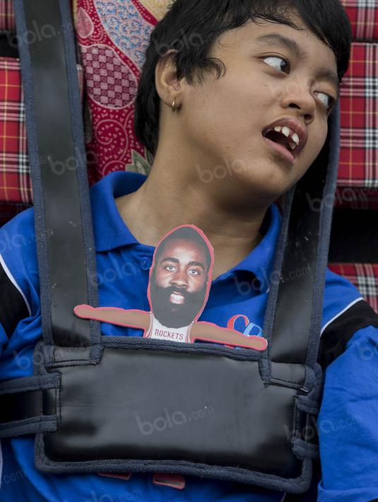 Seorang anak penyandang disabilitas tampak lelah usai mengikuti pelatihan basket bersama Junior NBA. (Bola.com/Vitalis Yogi Trisna)