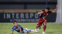 Gelandang Borneo FC, Hendro Siswanto (kanan) berebut bola dengan Beckham Putra saat laga pekan keempat BRI Liga 1 2021/2022 antara Persib Bandung melawan Borneo FC di Stadion Indomilk Arena, Tangerang, Kamis (23/09/2021) WIB. (Bola.com/Bagaskara Lazuardi)